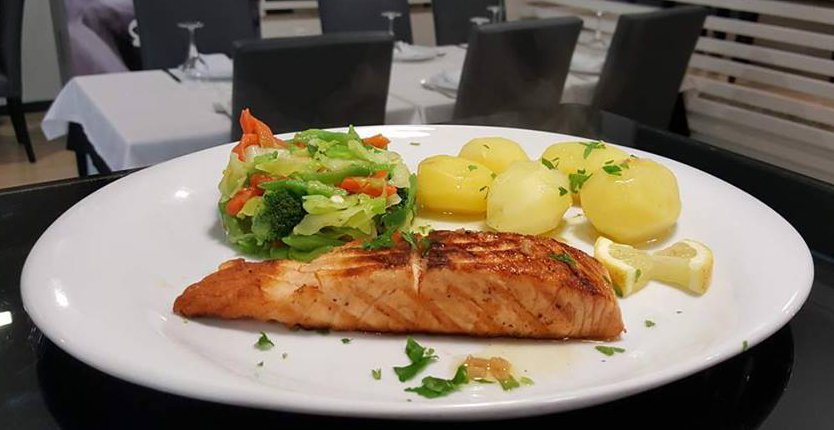 Lombo de Salmão com legumes salteados